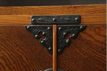 中古　岩谷堂箪笥　牡丹紋様　ダイナミックな杢目と存在感のある金具が魅力的なキャビネット(茶箪笥、飾り棚、収納棚、戸棚、サイドキャビネット、引き出し、和タンス、和たんす)(R-076796)