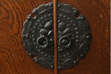 中古　岩谷堂箪笥　牡丹紋様　ダイナミックな杢目と存在感のある金具が魅力的なキャビネット(茶箪笥、飾り棚、収納棚、戸棚、サイドキャビネット、引き出し、和タンス、和たんす)(R-076796)