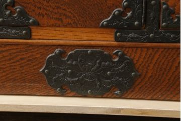 中古　岩谷堂箪笥　牡丹紋様　ダイナミックな杢目と存在感のある金具が魅力的なキャビネット(茶箪笥、飾り棚、収納棚、戸棚、サイドキャビネット、引き出し、和タンス、和たんす)(R-076796)