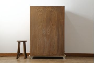 中古　岩谷堂箪笥　牡丹紋様　ダイナミックな杢目と存在感のある金具が魅力的なキャビネット(茶箪笥、飾り棚、収納棚、戸棚、サイドキャビネット、引き出し、和タンス、和たんす)(R-076796)