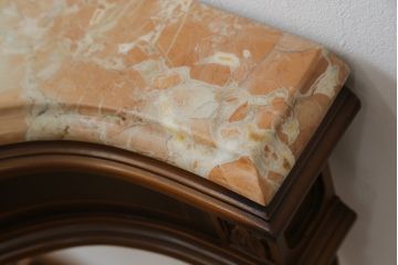 中古　イタリア製　高級品!!　天板大理石　細部まで施されたカービングが美しい上品なデザインのコンソールテーブル(サイドテーブル、花台、飾り台)(R-076800)