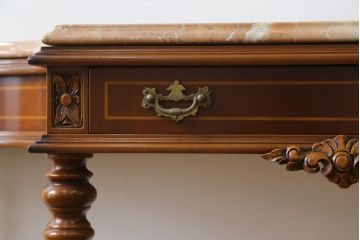 中古　イタリア製　高級品!!　天板大理石　細部まで施されたカービングが美しい上品なデザインのコンソールテーブル(サイドテーブル、花台、飾り台)(R-076800)