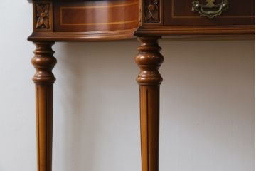 中古　イタリア製　高級品!!　天板大理石　細部まで施されたカービングが美しい上品なデザインのコンソールテーブル(サイドテーブル、花台、飾り台)(R-076800)
