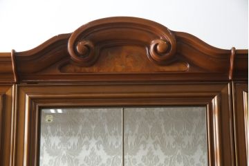 中古　イタリア高級輸入家具　MASETTI(マセッティ)　美しい象嵌入りのキャビネット(収納棚、戸棚、食器棚、カップボード、飾り棚、キュリオケース、店舗什器)(R-076802)