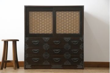 中古　美品!!　特注　オーダー品　三方タモ材玉杢　組子入り　和の空間づくりにおすすめの収納棚(戸棚、水屋箪笥、茶箪笥、サイドボード、サイドキャビネット)(R-076803)