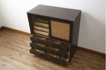 中古　美品!!　特注　オーダー品　三方タモ材玉杢　組子入り　和の空間づくりにおすすめの収納棚(戸棚、水屋箪笥、茶箪笥、サイドボード、サイドキャビネット)(R-076803)