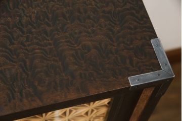 中古　美品!!　特注　オーダー品　三方タモ材玉杢　組子入り　和の空間づくりにおすすめの収納棚(戸棚、水屋箪笥、茶箪笥、サイドボード、サイドキャビネット)(R-076803)
