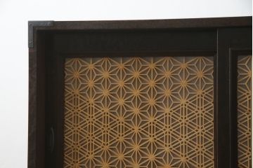 中古　美品!!　特注　オーダー品　三方タモ材玉杢　組子入り　和の空間づくりにおすすめの収納棚(戸棚、水屋箪笥、茶箪笥、サイドボード、サイドキャビネット)(R-076803)