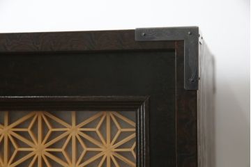 中古　美品!!　特注　オーダー品　三方タモ材玉杢　組子入り　和の空間づくりにおすすめの収納棚(戸棚、水屋箪笥、茶箪笥、サイドボード、サイドキャビネット)(R-076803)