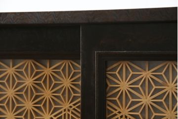 中古　美品!!　特注　オーダー品　三方タモ材玉杢　組子入り　和の空間づくりにおすすめの収納棚(戸棚、水屋箪笥、茶箪笥、サイドボード、サイドキャビネット)(R-076803)