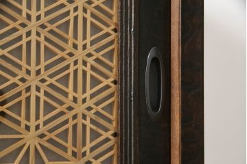 中古　美品!!　特注　オーダー品　三方タモ材玉杢　組子入り　和の空間づくりにおすすめの収納棚(戸棚、水屋箪笥、茶箪笥、サイドボード、サイドキャビネット)(R-076803)