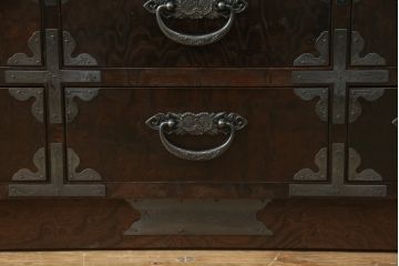 中古　美品!!　特注　オーダー品　三方タモ材玉杢　組子入り　和の空間づくりにおすすめの収納棚(戸棚、水屋箪笥、茶箪笥、サイドボード、サイドキャビネット)(R-076803)