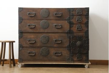 和製アンティーク　重厚!!　前面欅(ケヤキ)材　上杢　立派な金具の二段重ね仙台箪笥(収納箪笥、衣装箪笥、時代箪笥、引き出し、チェスト)(R-076824)