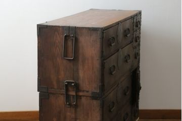 和製アンティーク　重厚!!　前面欅(ケヤキ)材　上杢　立派な金具の二段重ね仙台箪笥(収納箪笥、衣装箪笥、時代箪笥、引き出し、チェスト)(R-076824)