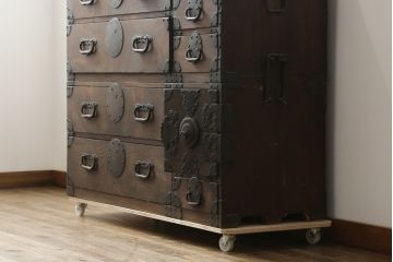 和製アンティーク　重厚!!　前面欅(ケヤキ)材　上杢　立派な金具の二段重ね仙台箪笥(収納箪笥、衣装箪笥、時代箪笥、引き出し、チェスト)(R-076824)