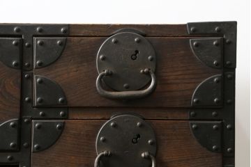 和製アンティーク　重厚!!　前面欅(ケヤキ)材　上杢　立派な金具の二段重ね仙台箪笥(収納箪笥、衣装箪笥、時代箪笥、引き出し、チェスト)(R-076824)
