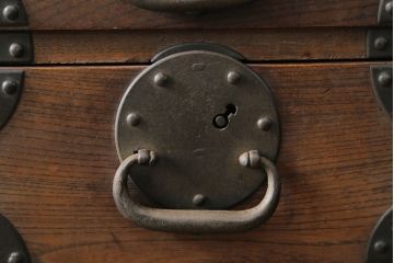 和製アンティーク　重厚!!　前面欅(ケヤキ)材　上杢　立派な金具の二段重ね仙台箪笥(収納箪笥、衣装箪笥、時代箪笥、引き出し、チェスト)(R-076824)