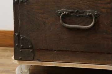 和製アンティーク　重厚!!　前面欅(ケヤキ)材　上杢　立派な金具の二段重ね仙台箪笥(収納箪笥、衣装箪笥、時代箪笥、引き出し、チェスト)(R-076824)