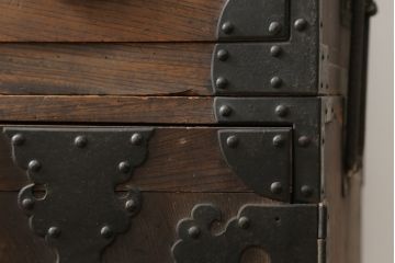 和製アンティーク　重厚!!　前面欅(ケヤキ)材　上杢　立派な金具の二段重ね仙台箪笥(収納箪笥、衣装箪笥、時代箪笥、引き出し、チェスト)(R-076824)