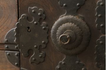 和製アンティーク　重厚!!　前面欅(ケヤキ)材　上杢　立派な金具の二段重ね仙台箪笥(収納箪笥、衣装箪笥、時代箪笥、引き出し、チェスト)(R-076824)