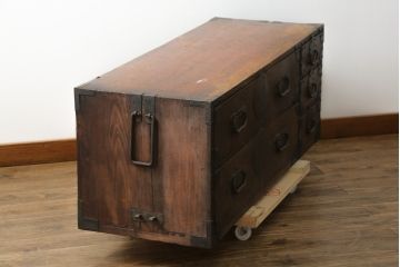 和製アンティーク　重厚!!　前面欅(ケヤキ)材　上杢　立派な金具の仙台箪笥ローボード(収納箪笥、衣装箪笥、時代箪笥、引き出し、ローチェスト、テレビ台、テレビボード)(R-076825)