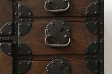 和製アンティーク　重厚!!　前面欅(ケヤキ)材　上杢　立派な金具の仙台箪笥ローボード(収納箪笥、衣装箪笥、時代箪笥、引き出し、ローチェスト、テレビ台、テレビボード)(R-076825)