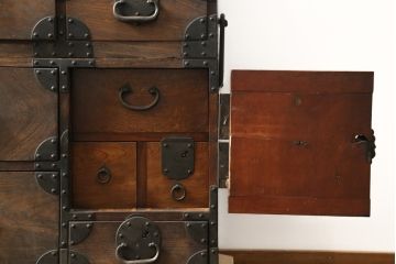 和製アンティーク　重厚!!　前面欅(ケヤキ)材　上杢　立派な金具の二段重ね仙台箪笥(収納箪笥、衣装箪笥、時代箪笥、引き出し、チェスト)(R-076826)