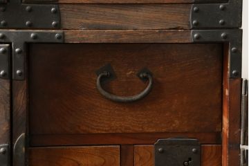 和製アンティーク　重厚!!　前面欅(ケヤキ)材　上杢　立派な金具の二段重ね仙台箪笥(収納箪笥、衣装箪笥、時代箪笥、引き出し、チェスト)(R-076826)