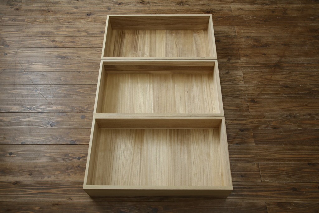 中古　老舗　桐屋田中　シンプルでモダンな佇まいが魅力的な加茂総桐箪笥　(R-076827)