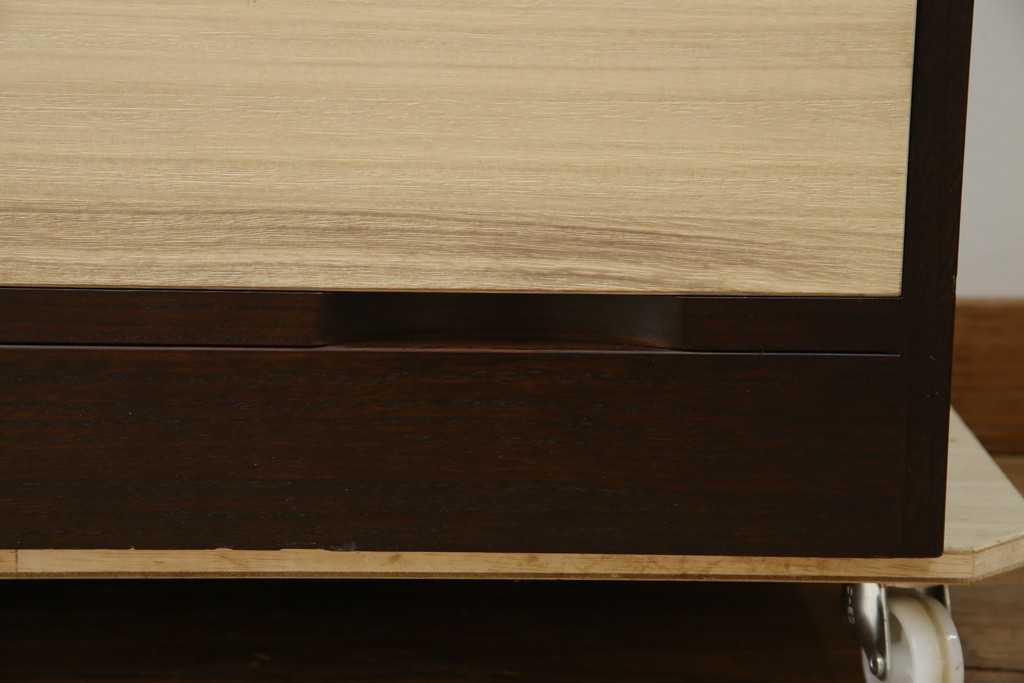 中古　老舗　桐屋田中　シンプルでモダンな佇まいが魅力的な加茂総桐箪笥　(R-076827)