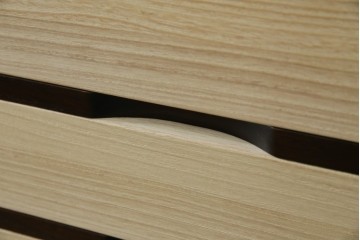 中古　老舗　桐屋田中　シンプルでモダンな佇まいが魅力的な加茂総桐箪笥　(R-076827)