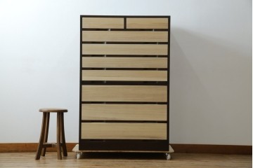 中古　老舗　桐屋田中　シンプルでモダンな佇まいが魅力的な加茂総桐箪笥　(R-076827)