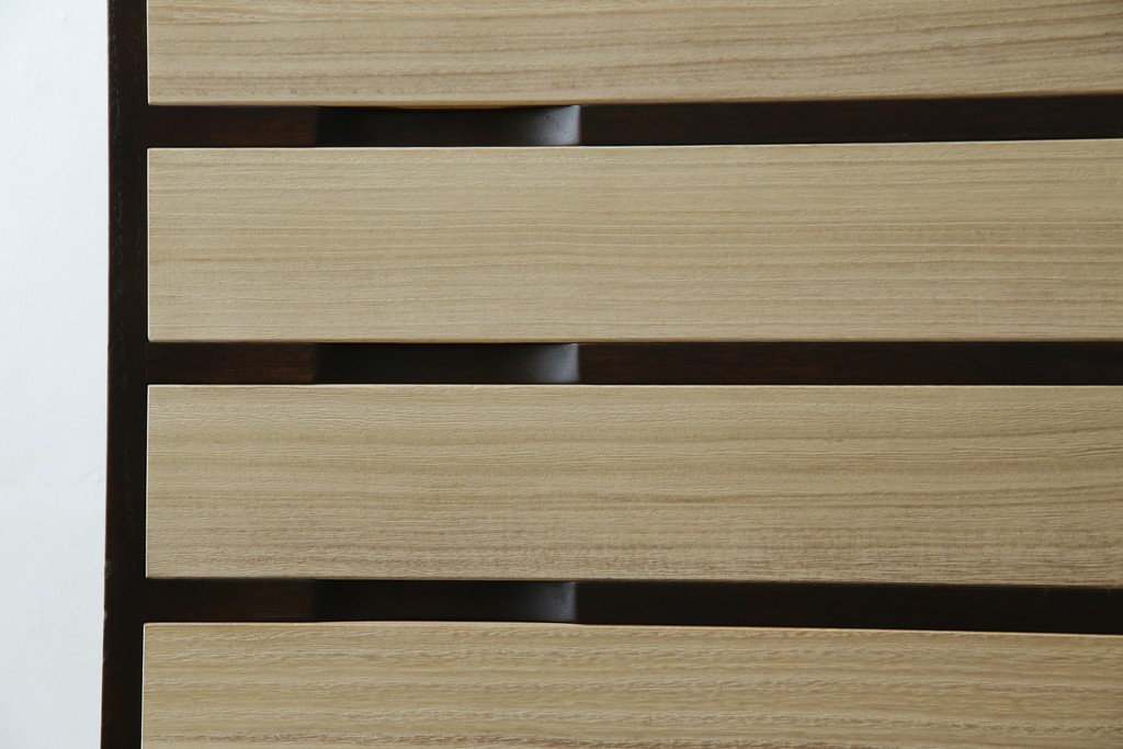 中古　老舗　桐屋田中　シンプルでモダンな佇まいが魅力的な加茂総桐箪笥　(R-076827)