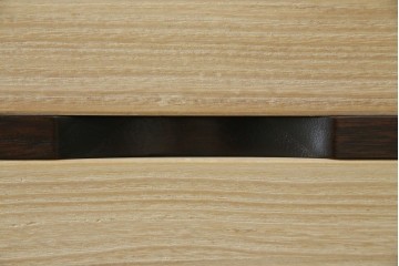 中古　老舗　桐屋田中　シンプルでモダンな佇まいが魅力的な加茂総桐箪笥　(R-076827)