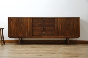 北欧ビンテージ　1950年〜60年頃!IKEAの創業当時のお品!!　スウェーデン　IKEA(イケア)　Erik Worts(エリック・ワーツ)デザイン　Ladoga(ラドガ)　ローズウッド材　北欧スタイルの空間づくりにおすすめのサイドボード(リビングボード、収納棚、戸棚、サイドキャビネット、ヴィンテージ)(R-076830)