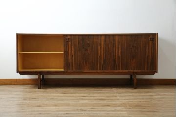 北欧ビンテージ　1950年〜60年頃!IKEAの創業当時のお品!!　スウェーデン　IKEA(イケア)　Erik Worts(エリック・ワーツ)デザイン　Ladoga(ラドガ)　ローズウッド材　北欧スタイルの空間づくりにおすすめのサイドボード(リビングボード、収納棚、戸棚、サイドキャビネット、ヴィンテージ)(R-076830)