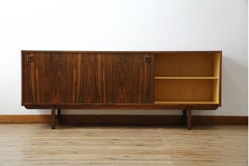北欧ビンテージ　1950年〜60年頃!IKEAの創業当時のお品!!　スウェーデン　IKEA(イケア)　Erik Worts(エリック・ワーツ)デザイン　Ladoga(ラドガ)　ローズウッド材　北欧スタイルの空間づくりにおすすめのサイドボード(リビングボード、収納棚、戸棚、サイドキャビネット、ヴィンテージ)(R-076830)