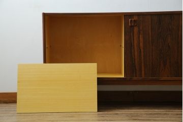 北欧ビンテージ　1950年〜60年頃!IKEAの創業当時のお品!!　スウェーデン　IKEA(イケア)　Erik Worts(エリック・ワーツ)デザイン　Ladoga(ラドガ)　ローズウッド材　北欧スタイルの空間づくりにおすすめのサイドボード(リビングボード、収納棚、戸棚、サイドキャビネット、ヴィンテージ)(R-076830)