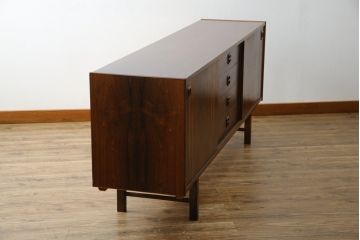 北欧ビンテージ　1950年〜60年頃!IKEAの創業当時のお品!!　スウェーデン　IKEA(イケア)　Erik Worts(エリック・ワーツ)デザイン　Ladoga(ラドガ)　ローズウッド材　北欧スタイルの空間づくりにおすすめのサイドボード(リビングボード、収納棚、戸棚、サイドキャビネット、ヴィンテージ)(R-076830)