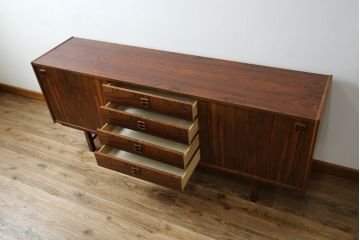 北欧ビンテージ　1950年〜60年頃!IKEAの創業当時のお品!!　スウェーデン　IKEA(イケア)　Erik Worts(エリック・ワーツ)デザイン　Ladoga(ラドガ)　ローズウッド材　北欧スタイルの空間づくりにおすすめのサイドボード(リビングボード、収納棚、戸棚、サイドキャビネット、ヴィンテージ)(R-076830)