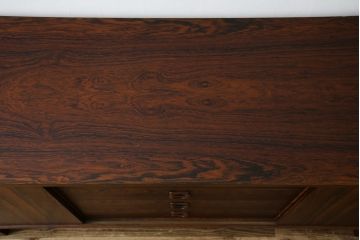 北欧ビンテージ　1950年〜60年頃!IKEAの創業当時のお品!!　スウェーデン　IKEA(イケア)　Erik Worts(エリック・ワーツ)デザイン　Ladoga(ラドガ)　ローズウッド材　北欧スタイルの空間づくりにおすすめのサイドボード(リビングボード、収納棚、戸棚、サイドキャビネット、ヴィンテージ)(R-076830)