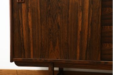 北欧ビンテージ　1950年〜60年頃!IKEAの創業当時のお品!!　スウェーデン　IKEA(イケア)　Erik Worts(エリック・ワーツ)デザイン　Ladoga(ラドガ)　ローズウッド材　北欧スタイルの空間づくりにおすすめのサイドボード(リビングボード、収納棚、戸棚、サイドキャビネット、ヴィンテージ)(R-076830)