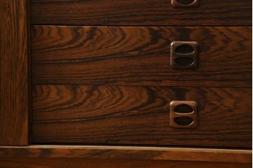 北欧ビンテージ　1950年〜60年頃!IKEAの創業当時のお品!!　スウェーデン　IKEA(イケア)　Erik Worts(エリック・ワーツ)デザイン　Ladoga(ラドガ)　ローズウッド材　北欧スタイルの空間づくりにおすすめのサイドボード(リビングボード、収納棚、戸棚、サイドキャビネット、ヴィンテージ)(R-076830)