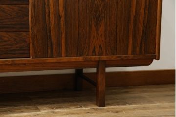 北欧ビンテージ　1950年〜60年頃!IKEAの創業当時のお品!!　スウェーデン　IKEA(イケア)　Erik Worts(エリック・ワーツ)デザイン　Ladoga(ラドガ)　ローズウッド材　北欧スタイルの空間づくりにおすすめのサイドボード(リビングボード、収納棚、戸棚、サイドキャビネット、ヴィンテージ)(R-076830)