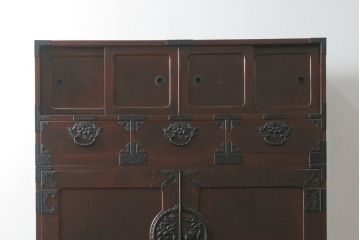 和製ビンテージ　前面欅(ケヤキ)材　総漆塗り　木地呂塗り　仙台箪笥　脚(台輪)付きリメイク　牡丹の手打ち金具が魅力的な衣装箪笥ローボード(テレビ台、テレビボード、収納箪笥、収納棚、戸棚、和タンス、ヴィンテージ)(R-076831)