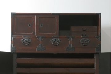 和製ビンテージ　前面欅(ケヤキ)材　総漆塗り　木地呂塗り　仙台箪笥　脚(台輪)付きリメイク　牡丹の手打ち金具が魅力的な衣装箪笥ローボード(テレビ台、テレビボード、収納箪笥、収納棚、戸棚、和タンス、ヴィンテージ)(R-076831)