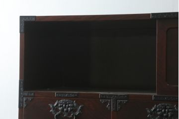 和製ビンテージ　前面欅(ケヤキ)材　総漆塗り　木地呂塗り　仙台箪笥　脚(台輪)付きリメイク　牡丹の手打ち金具が魅力的な衣装箪笥ローボード(テレビ台、テレビボード、収納箪笥、収納棚、戸棚、和タンス、ヴィンテージ)(R-076831)