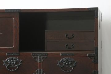 和製ビンテージ　前面欅(ケヤキ)材　総漆塗り　木地呂塗り　仙台箪笥　脚(台輪)付きリメイク　牡丹の手打ち金具が魅力的な衣装箪笥ローボード(テレビ台、テレビボード、収納箪笥、収納棚、戸棚、和タンス、ヴィンテージ)(R-076831)
