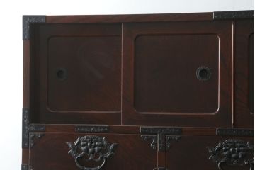 和製ビンテージ　前面欅(ケヤキ)材　総漆塗り　木地呂塗り　仙台箪笥　脚(台輪)付きリメイク　牡丹の手打ち金具が魅力的な衣装箪笥ローボード(テレビ台、テレビボード、収納箪笥、収納棚、戸棚、和タンス、ヴィンテージ)(R-076831)