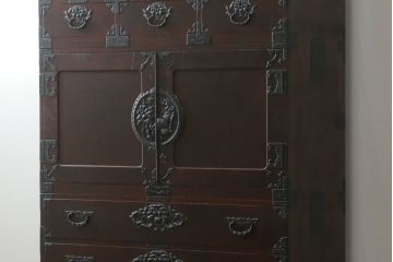 和製ビンテージ　前面欅(ケヤキ)材　総漆塗り　木地呂塗り　仙台箪笥　天板・脚(台輪)付きリメイク　牡丹と唐獅子の手打ち金具が魅力的な衣装箪笥ローボード(ローチェスト、テレビ台、テレビボード、着物箪笥、引き出し、和タンス、ヴィンテージ)(R-076832)